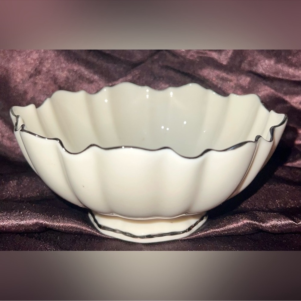 Lenox Vintage Ivory Porcelain Small Fluted Bowl
Gold Trimmed